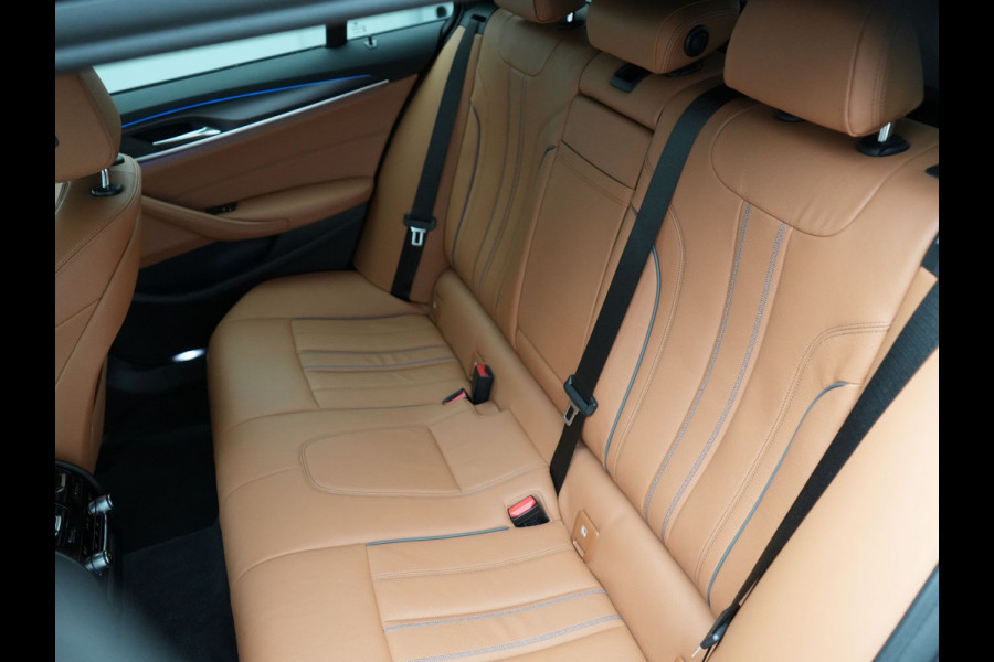 BMW 5 Serie Touring 530e M-Sport Plug In Hybrid PHEV |  Trekhaak af Fabriek | Laser LED | Carplay | Camera | Head Up | Electrische Lederen Sportstoelen | Stoel Verwarming | Sfeerverlichting |