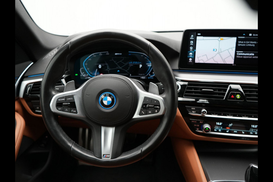 BMW 5 Serie Touring 530e M-Sport Plug In Hybrid PHEV |  Trekhaak af Fabriek | Laser LED | Carplay | Camera | Head Up | Electrische Lederen Sportstoelen | Stoel Verwarming | Sfeerverlichting |