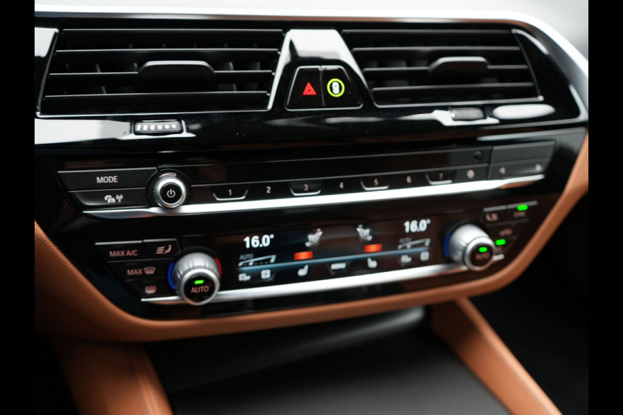 BMW 5 Serie Touring 530e M-Sport Plug In Hybrid PHEV |  Trekhaak af Fabriek | Laser LED | Carplay | Camera | Head Up | Electrische Lederen Sportstoelen | Stoel Verwarming | Sfeerverlichting |