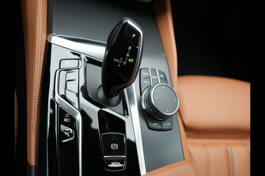 BMW 5 Serie Touring 530e M-Sport Plug In Hybrid PHEV |  Trekhaak af Fabriek | Laser LED | Carplay | Camera | Head Up | Electrische Lederen Sportstoelen | Stoel Verwarming | Sfeerverlichting |