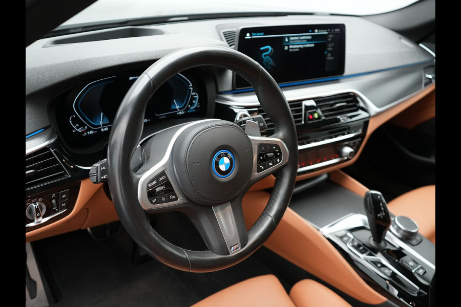 BMW 5 Serie Touring 530e M-Sport Plug In Hybrid PHEV |  Trekhaak af Fabriek | Laser LED | Carplay | Camera | Head Up | Electrische Lederen Sportstoelen | Stoel Verwarming | Sfeerverlichting |