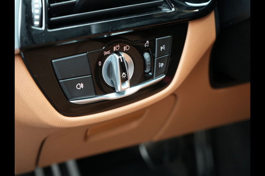 BMW 5 Serie Touring 530e M-Sport Plug In Hybrid PHEV |  Trekhaak af Fabriek | Laser LED | Carplay | Camera | Head Up | Electrische Lederen Sportstoelen | Stoel Verwarming | Sfeerverlichting |