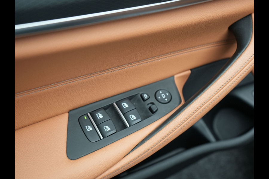 BMW 5 Serie Touring 530e M-Sport Plug In Hybrid PHEV |  Trekhaak af Fabriek | Laser LED | Carplay | Camera | Head Up | Electrische Lederen Sportstoelen | Stoel Verwarming | Sfeerverlichting |