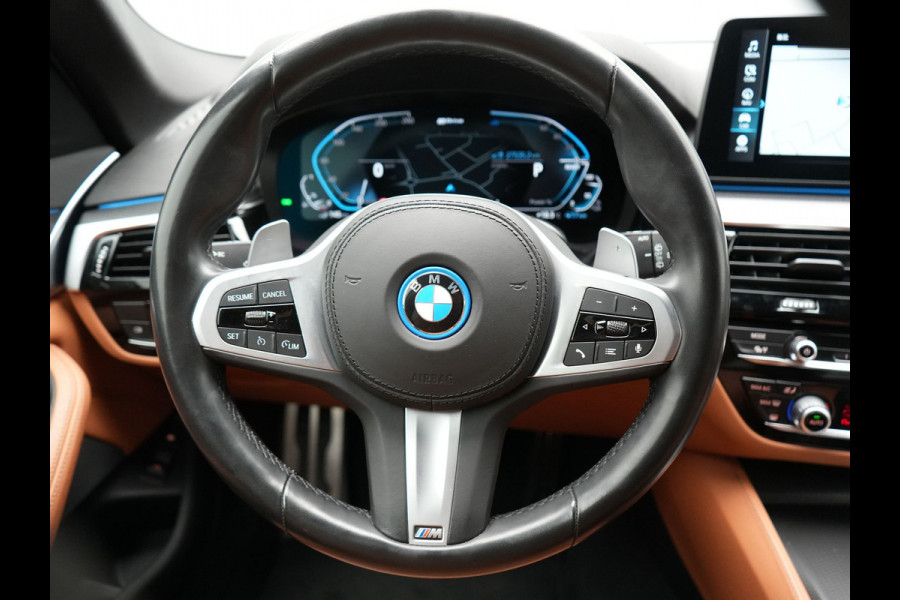 BMW 5 Serie Touring 530e M-Sport Plug In Hybrid PHEV |  Trekhaak af Fabriek | Laser LED | Carplay | Camera | Head Up | Electrische Lederen Sportstoelen | Stoel Verwarming | Sfeerverlichting |