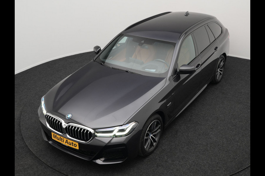 BMW 5 Serie Touring 530e M-Sport Plug In Hybrid PHEV |  Trekhaak af Fabriek | Laser LED | Carplay | Camera | Head Up | Electrische Lederen Sportstoelen | Stoel Verwarming | Sfeerverlichting |