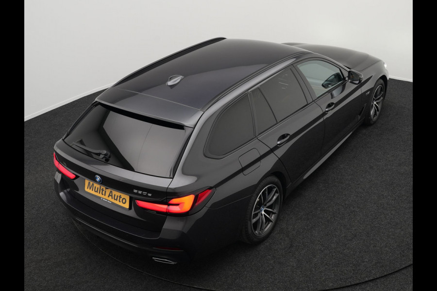 BMW 5 Serie Touring 530e M-Sport Plug In Hybrid PHEV |  Trekhaak af Fabriek | Laser LED | Carplay | Camera | Head Up | Electrische Lederen Sportstoelen | Stoel Verwarming | Sfeerverlichting |