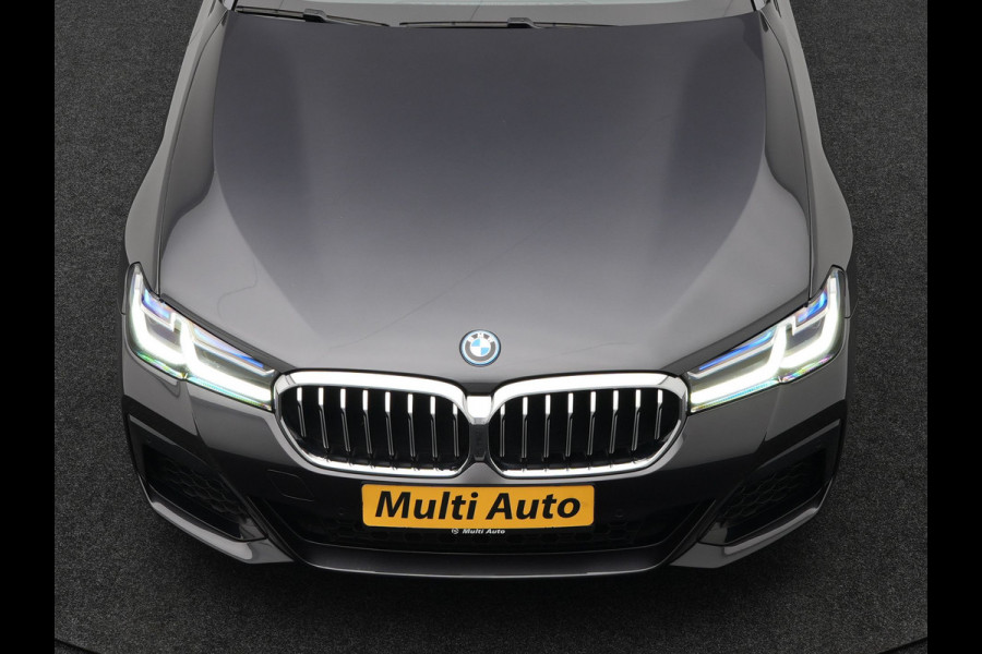BMW 5 Serie Touring 530e M-Sport Plug In Hybrid PHEV |  Trekhaak af Fabriek | Laser LED | Carplay | Camera | Head Up | Electrische Lederen Sportstoelen | Stoel Verwarming | Sfeerverlichting |
