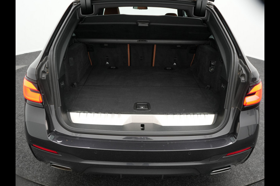 BMW 5 Serie Touring 530e M-Sport Plug In Hybrid PHEV |  Trekhaak af Fabriek | Laser LED | Carplay | Camera | Head Up | Electrische Lederen Sportstoelen | Stoel Verwarming | Sfeerverlichting |