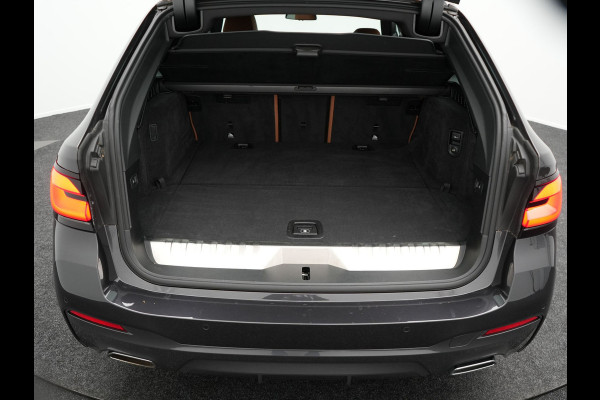 BMW 5 Serie Touring 530e M-Sport Plug In Hybrid PHEV |  Trekhaak af Fabriek | Laser LED | Carplay | Camera | Head Up | Electrische Lederen Sportstoelen | Stoel Verwarming | Sfeerverlichting |