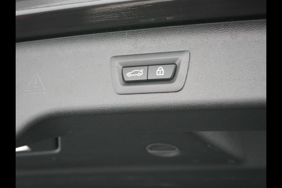 BMW 5 Serie Touring 530e M-Sport Plug In Hybrid PHEV |  Trekhaak af Fabriek | Laser LED | Carplay | Camera | Head Up | Electrische Lederen Sportstoelen | Stoel Verwarming | Sfeerverlichting |