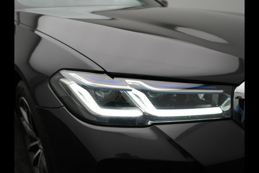 BMW 5 Serie Touring 530e M-Sport Plug In Hybrid PHEV |  Trekhaak af Fabriek | Laser LED | Carplay | Camera | Head Up | Electrische Lederen Sportstoelen | Stoel Verwarming | Sfeerverlichting |