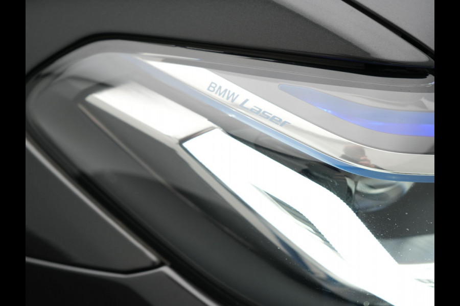 BMW 5 Serie Touring 530e M-Sport Plug In Hybrid PHEV |  Trekhaak af Fabriek | Laser LED | Carplay | Camera | Head Up | Electrische Lederen Sportstoelen | Stoel Verwarming | Sfeerverlichting |