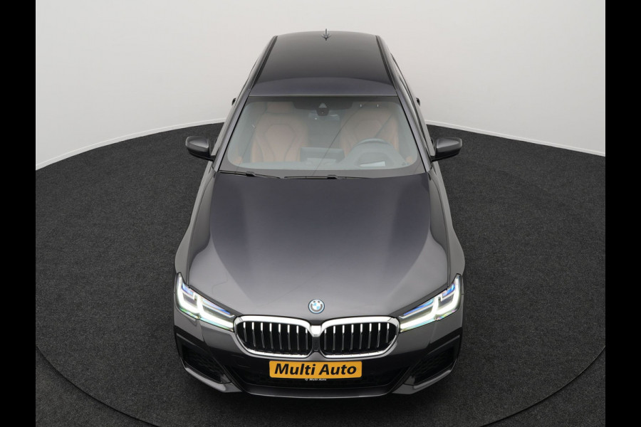 BMW 5 Serie Touring 530e M-Sport Plug In Hybrid PHEV |  Trekhaak af Fabriek | Laser LED | Carplay | Camera | Head Up | Electrische Lederen Sportstoelen | Stoel Verwarming | Sfeerverlichting |