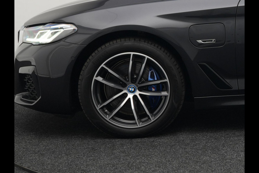 BMW 5 Serie Touring 530e M-Sport Plug In Hybrid PHEV |  Trekhaak af Fabriek | Laser LED | Carplay | Camera | Head Up | Electrische Lederen Sportstoelen | Stoel Verwarming | Sfeerverlichting |