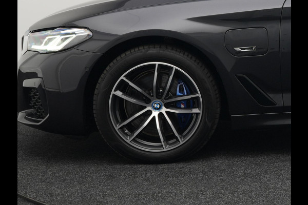 BMW 5 Serie Touring 530e M-Sport Plug In Hybrid PHEV |  Trekhaak af Fabriek | Laser LED | Carplay | Camera | Head Up | Electrische Lederen Sportstoelen | Stoel Verwarming | Sfeerverlichting |