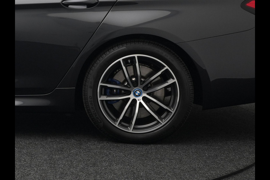 BMW 5 Serie Touring 530e M-Sport Plug In Hybrid PHEV |  Trekhaak af Fabriek | Laser LED | Carplay | Camera | Head Up | Electrische Lederen Sportstoelen | Stoel Verwarming | Sfeerverlichting |