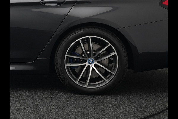 BMW 5 Serie Touring 530e M-Sport Plug In Hybrid PHEV |  Trekhaak af Fabriek | Laser LED | Carplay | Camera | Head Up | Electrische Lederen Sportstoelen | Stoel Verwarming | Sfeerverlichting |