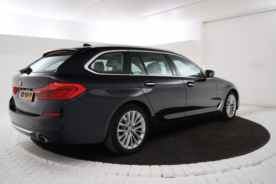 BMW 5 Serie Touring 530i xDrive High Executive Cruise Control, Navigatie, LEER, Panoramadak, xDrive