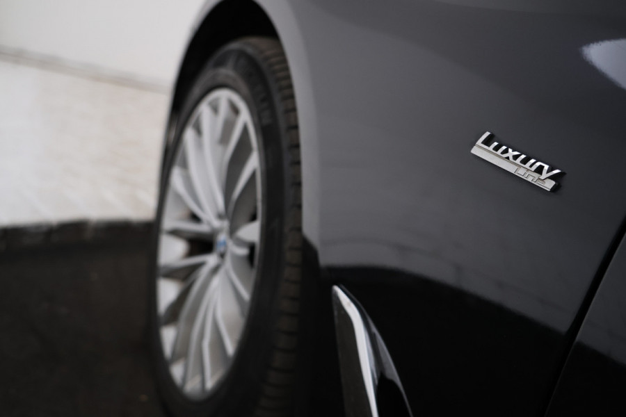 BMW 5 Serie Touring 530i xDrive High Executive Cruise Control, Navigatie, LEER, Panoramadak, xDrive