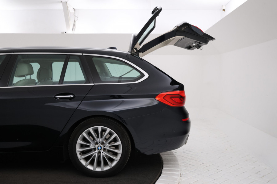 BMW 5 Serie Touring 530i xDrive High Executive Cruise Control, Navigatie, LEER, Panoramadak, xDrive