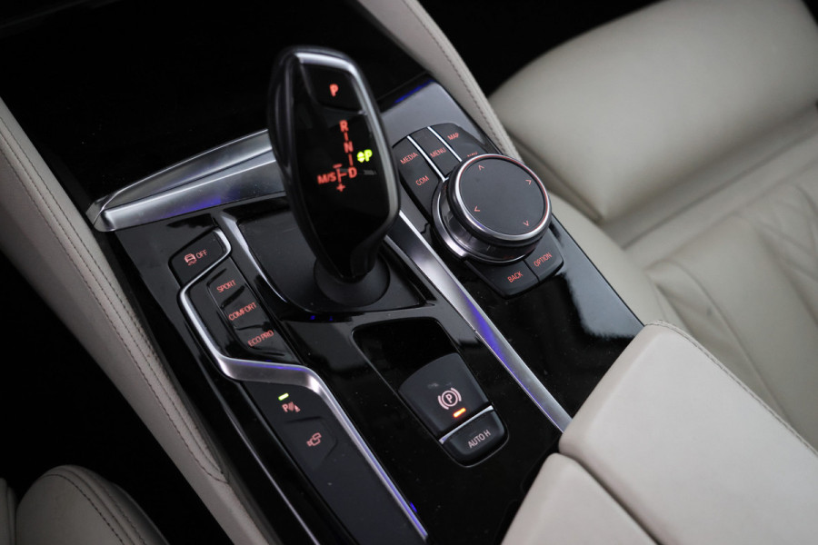 BMW 5 Serie Touring 530i xDrive High Executive Cruise Control, Navigatie, LEER, Panoramadak, xDrive