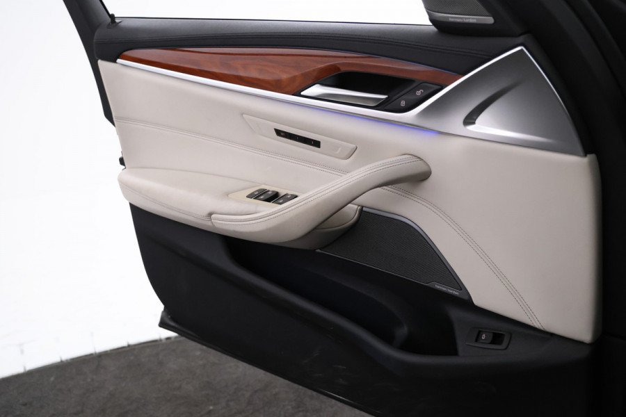BMW 5 Serie Touring 530i xDrive High Executive Cruise Control, Navigatie, LEER, Panoramadak, xDrive