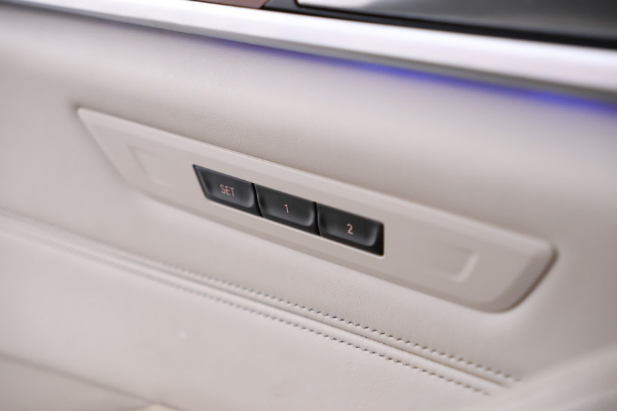 BMW 5 Serie Touring 530i xDrive High Executive Cruise Control, Navigatie, LEER, Panoramadak, xDrive