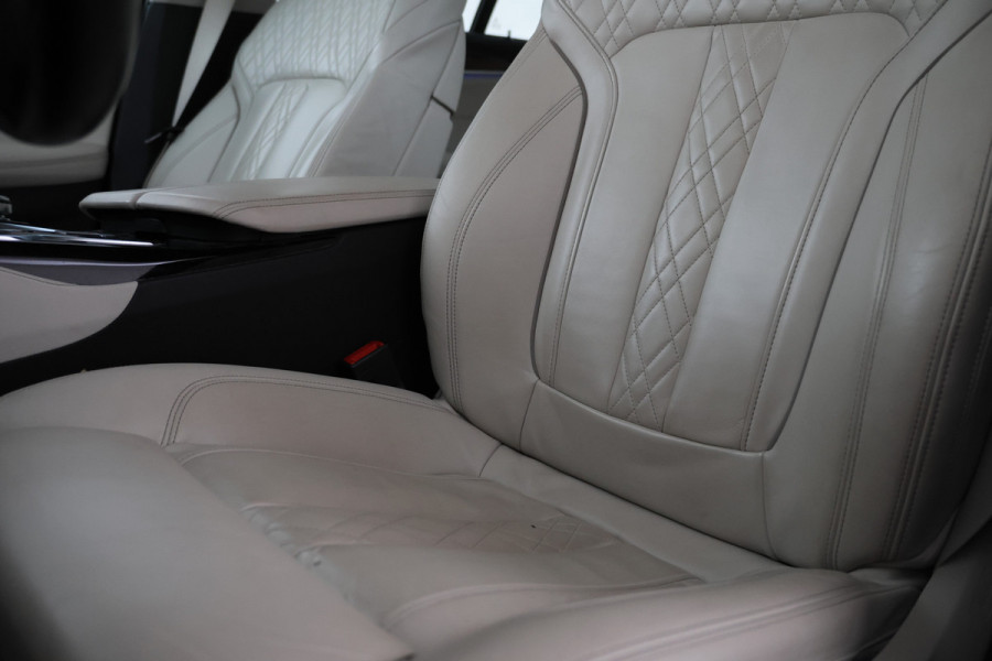 BMW 5 Serie Touring 530i xDrive High Executive Cruise Control, Navigatie, LEER, Panoramadak, xDrive