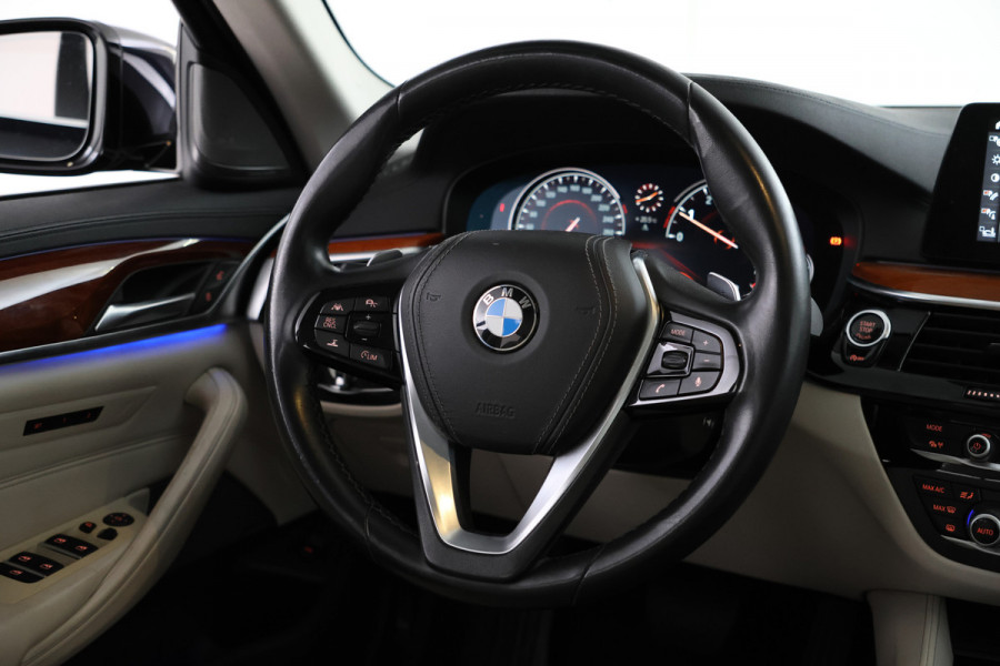 BMW 5 Serie Touring 530i xDrive High Executive Cruise Control, Navigatie, LEER, Panoramadak, xDrive