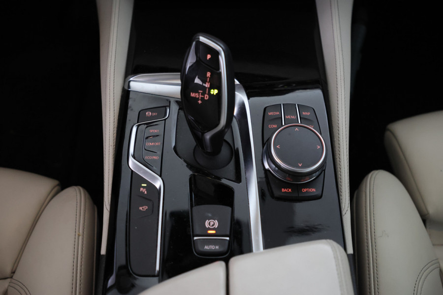 BMW 5 Serie Touring 530i xDrive High Executive Cruise Control, Navigatie, LEER, Panoramadak, xDrive