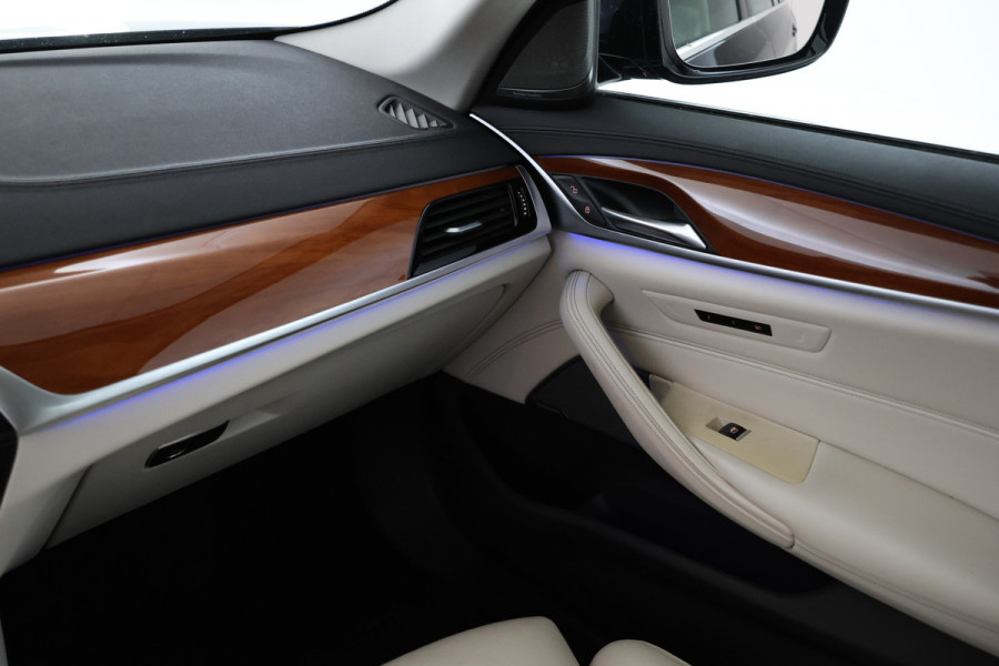 BMW 5 Serie Touring 530i xDrive High Executive Cruise Control, Navigatie, LEER, Panoramadak, xDrive