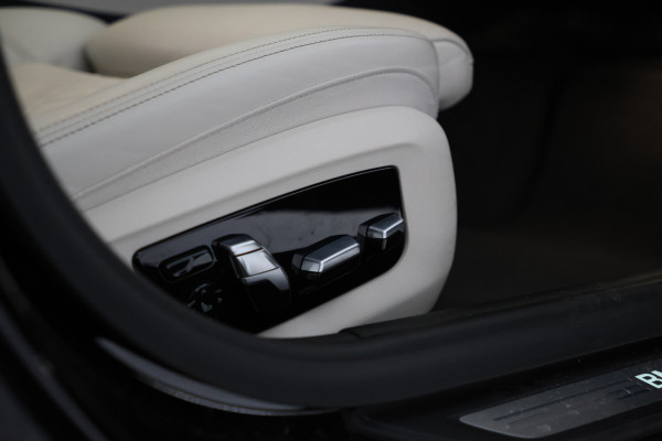 BMW 5 Serie Touring 530i xDrive High Executive Cruise Control, Navigatie, LEER, Panoramadak, xDrive