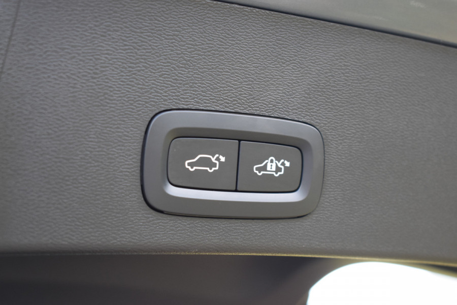 Volvo XC40 T5 262PK Plug-in hybrid Ultimate Bright | H&K | Blis | ACC | Trekhaak | Panoramadak | Stoel-Stuur verwarming