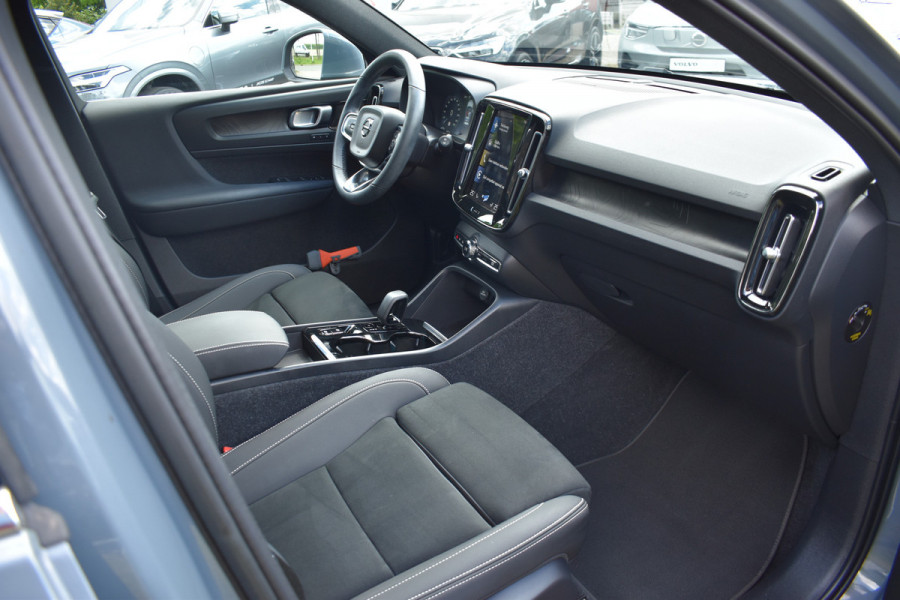 Volvo XC40 T5 262PK Plug-in hybrid Ultimate Bright | H&K | Blis | ACC | Trekhaak | Panoramadak | Stoel-Stuur verwarming