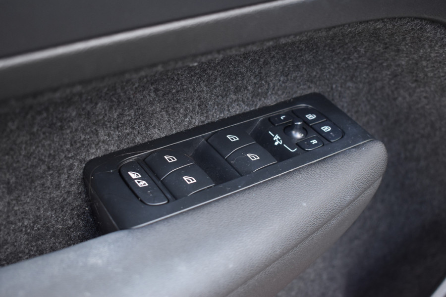 Volvo XC40 T5 262PK Plug-in hybrid Ultimate Bright | H&K | Blis | ACC | Trekhaak | Panoramadak | Stoel-Stuur verwarming