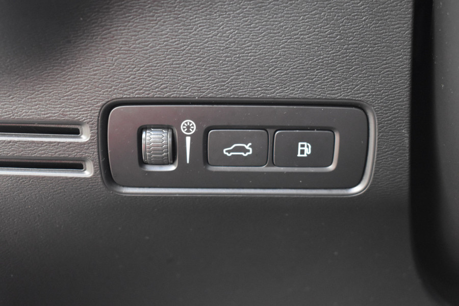 Volvo XC40 T5 262PK Plug-in hybrid Ultimate Bright | H&K | Blis | ACC | Trekhaak | Panoramadak | Stoel-Stuur verwarming