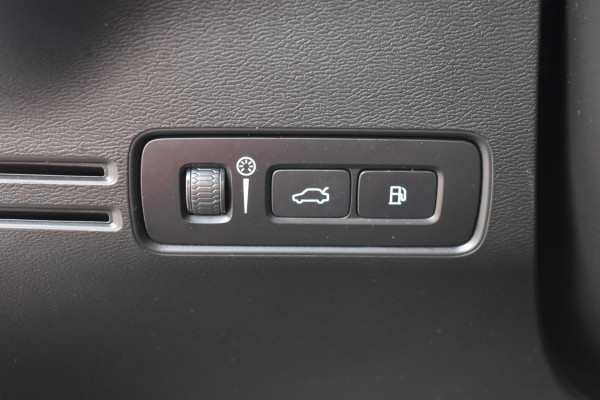 Volvo XC40 T5 262PK Plug-in hybrid Ultimate Bright | H&K | Blis | ACC | Trekhaak | Panoramadak | Stoel-Stuur verwarming