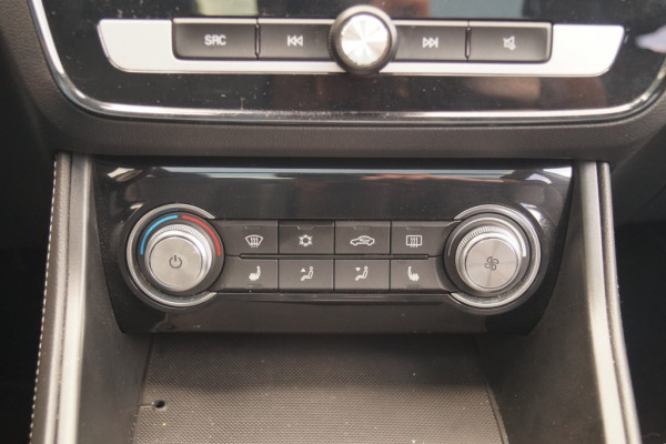 MG ZS EV Luxury 45kWh -PANO-LEER-NAVI-