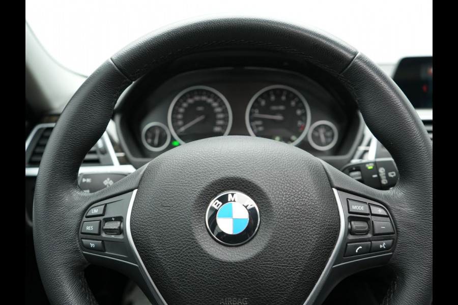 BMW 3 Serie Touring 320i Edition Luxury Line 184pk Automaat | Panodak | Trekhaak af Fabriek | Lederen Bekleding | LED Koplampen | 18"L.M | Navi Full Map | Stoelverwarming |