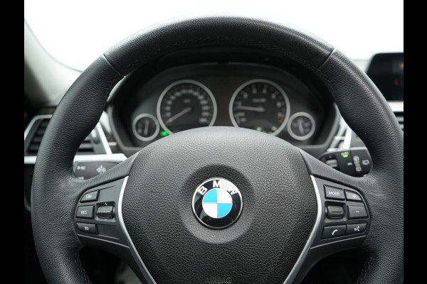 BMW 3 Serie Touring 320i Edition Luxury Line 184pk Automaat | Panodak | Trekhaak af Fabriek | Lederen Bekleding | LED Koplampen | 18"L.M | Navi Full Map | Stoelverwarming |