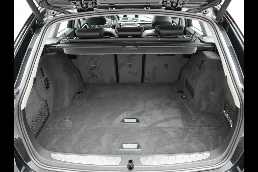 BMW 3 Serie Touring 320i Edition Luxury Line 184pk Automaat | Panodak | Trekhaak af Fabriek | Lederen Bekleding | LED Koplampen | 18"L.M | Navi Full Map | Stoelverwarming |