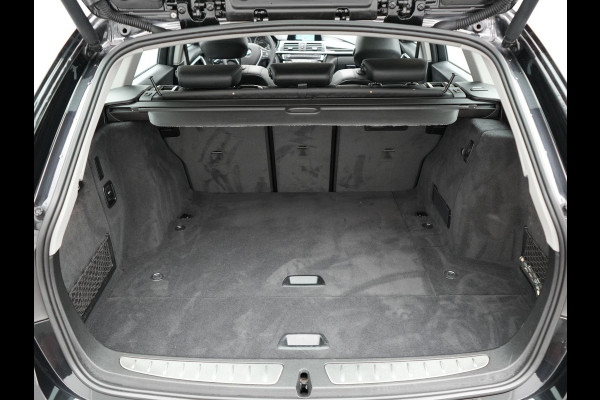BMW 3 Serie Touring 320i Edition Luxury Line 184pk Automaat | Panodak | Trekhaak af Fabriek | Lederen Bekleding | LED Koplampen | 18"L.M | Navi Full Map | Stoelverwarming |