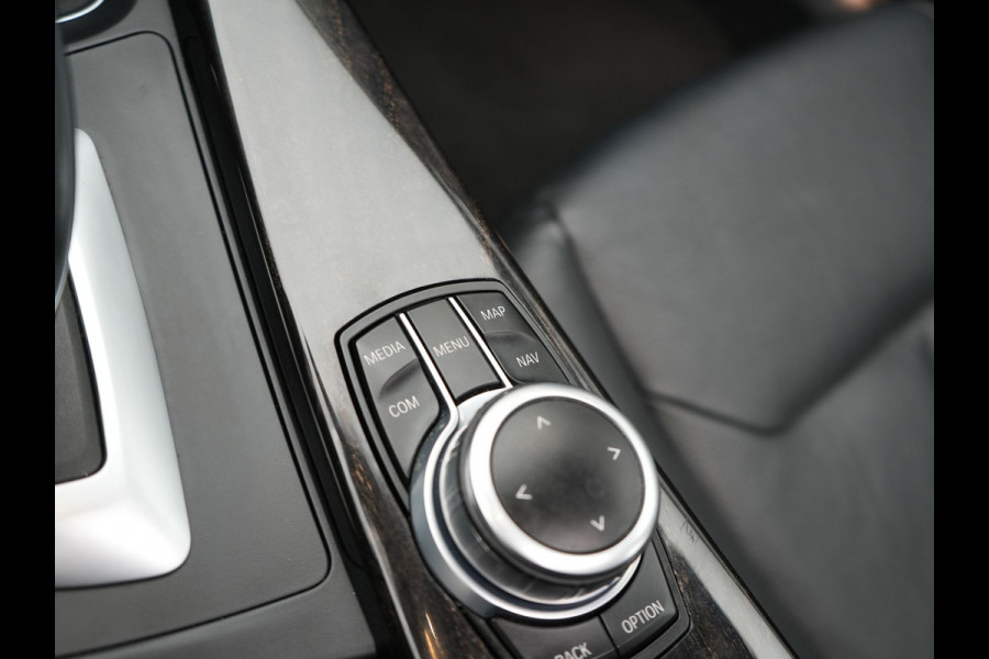 BMW 3 Serie Touring 320i Edition Luxury Line 184pk Automaat | Panodak | Trekhaak af Fabriek | Lederen Bekleding | LED Koplampen | 18"L.M | Navi Full Map | Stoelverwarming |