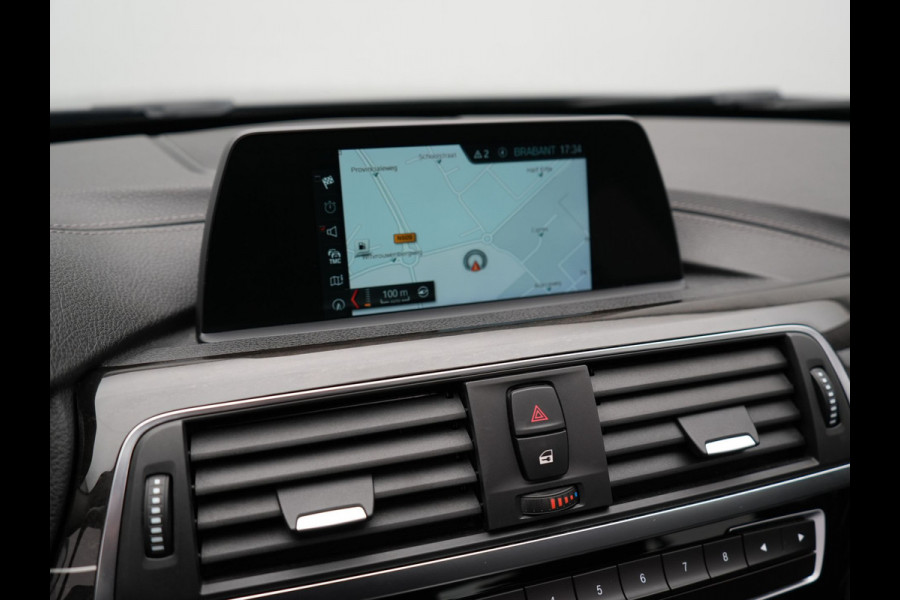 BMW 3 Serie Touring 320i Edition Luxury Line 184pk Automaat | Panodak | Trekhaak af Fabriek | Lederen Bekleding | LED Koplampen | 18"L.M | Navi Full Map | Stoelverwarming |