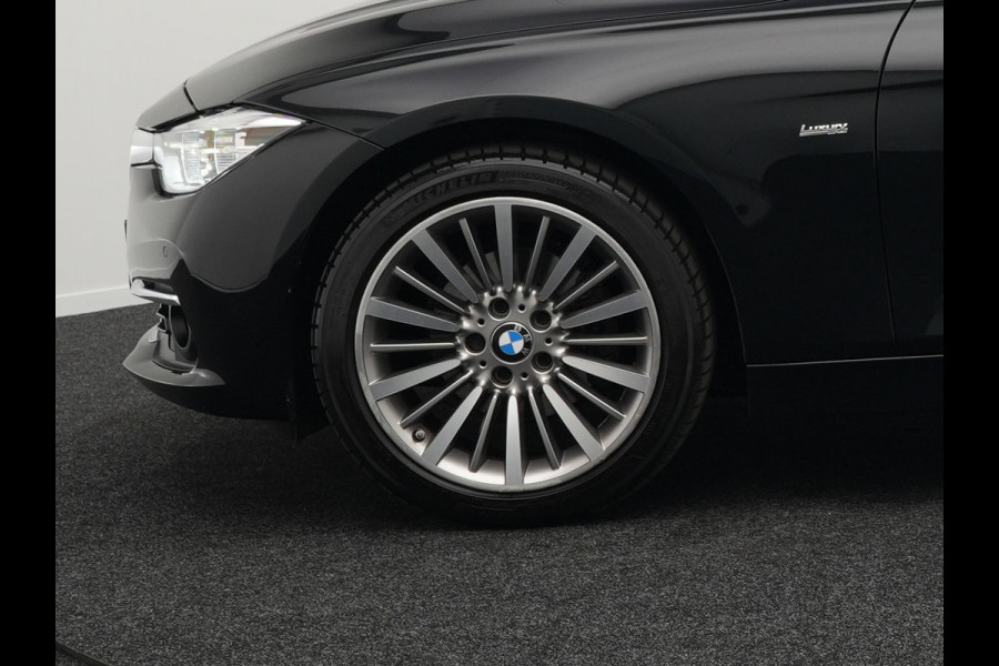 BMW 3 Serie Touring 320i Edition Luxury Line 184pk Automaat | Panodak | Trekhaak af Fabriek | Lederen Bekleding | LED Koplampen | 18"L.M | Navi Full Map | Stoelverwarming |