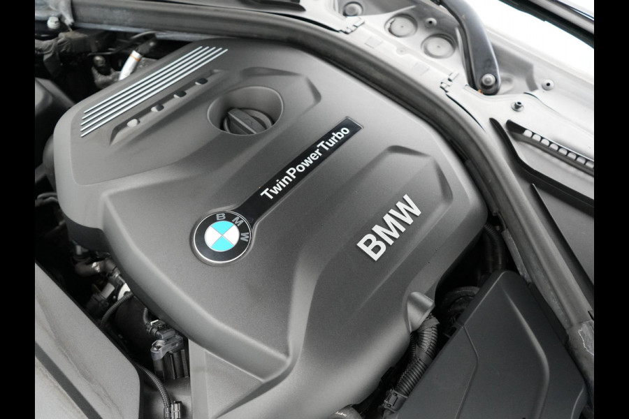 BMW 3 Serie Touring 320i Edition Luxury Line 184pk Automaat | Panodak | Trekhaak af Fabriek | Lederen Bekleding | LED Koplampen | 18"L.M | Navi Full Map | Stoelverwarming |