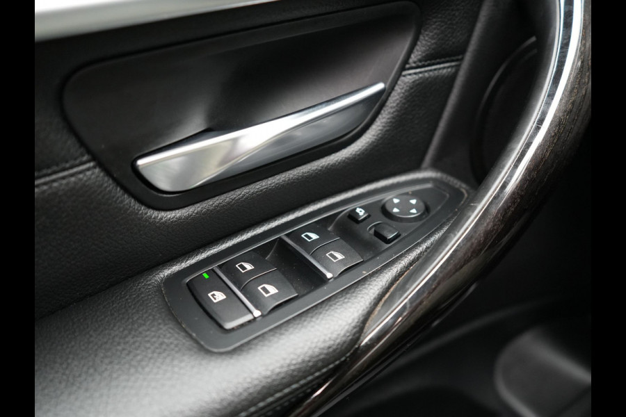 BMW 3 Serie Touring 320i Edition Luxury Line 184pk Automaat | Panodak | Trekhaak af Fabriek | Lederen Bekleding | LED Koplampen | 18"L.M | Navi Full Map | Stoelverwarming |