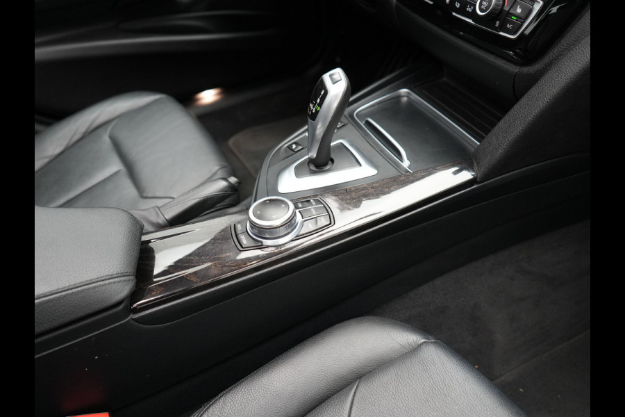 BMW 3 Serie Touring 320i Edition Luxury Line 184pk Automaat | Panodak | Trekhaak af Fabriek | Lederen Bekleding | LED Koplampen | 18"L.M | Navi Full Map | Stoelverwarming |