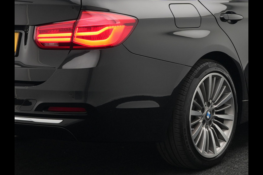 BMW 3 Serie Touring 320i Edition Luxury Line 184pk Automaat | Panodak | Trekhaak af Fabriek | Lederen Bekleding | LED Koplampen | 18"L.M | Navi Full Map | Stoelverwarming |