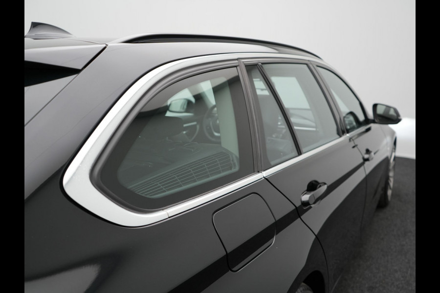 BMW 3 Serie Touring 320i Edition Luxury Line 184pk Automaat | Panodak | Trekhaak af Fabriek | Lederen Bekleding | LED Koplampen | 18"L.M | Navi Full Map | Stoelverwarming |